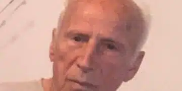 Възрастен мъж с бяла коса.