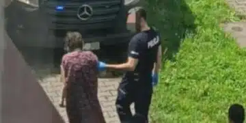 Полиция помага на възрастна жена.