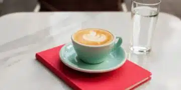 Кафе, вода и червен тетрадка