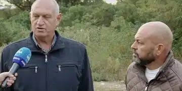 Двама мъже пред камера на интервю.