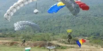 Парашутисти скачат от самолета