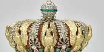 Корона с диаманти и изумруди