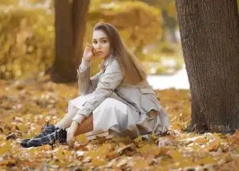 Жена сред есенни листа.