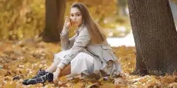 Жена сред есенни листа.