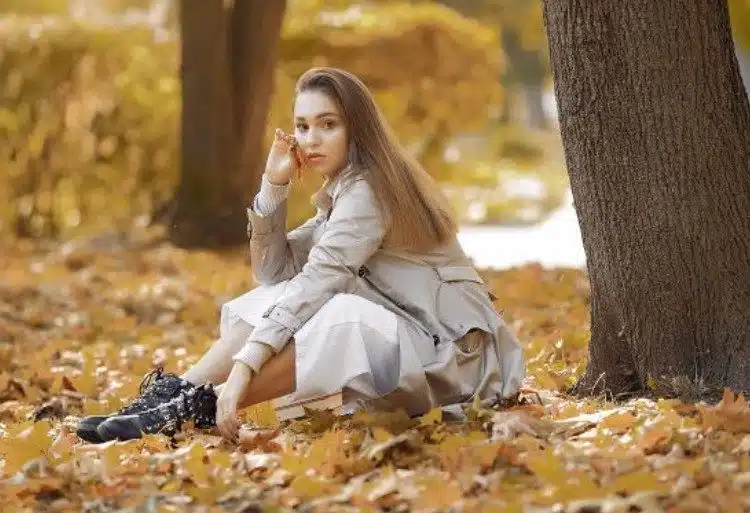 Жена сред есенни листа.