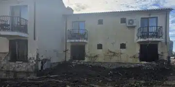 Наводнени сгради в курорта Елените