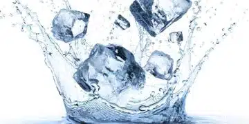 Ледени кубчета в сплъстена вода