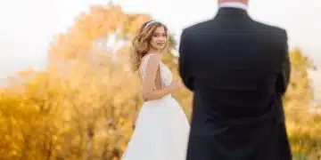 Сватба сред есенни цветове