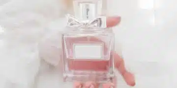 Стъклена бутилка с парфюм.