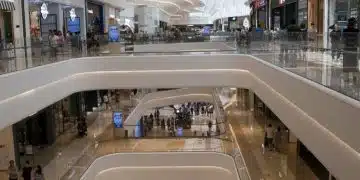 Модерен търговски център с посетители