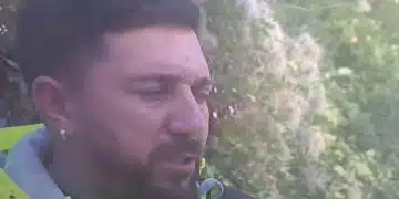 Млад мъж с ярка дреха.