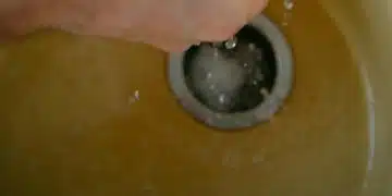 Мръсна вода в мивката.