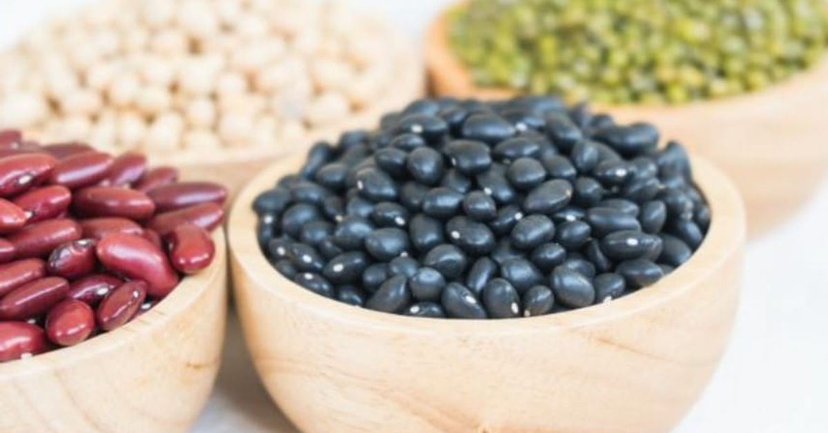 Консумирайте този продукт редовно, за да понижите нивата на холестерола си Разнообразие от червен, черен боб, нахут и боб мунг в дървени купи.