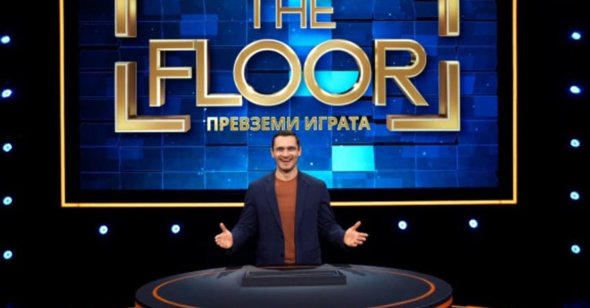 Стана ясен новият водещ на най-новото предаване, което ще се завърти в ефир – The Floor Усмихнат водещ на телевизионната игра The Floor пред логото на шоуто