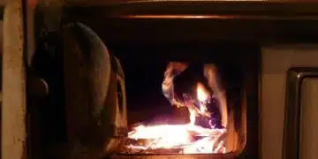 Пламъци в печка на дърва