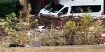 Наводнение с потопени автомобили.