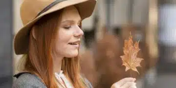 Жена с шапка и листо.
