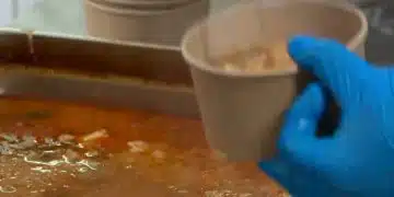 Чаша с топла супа в ръка