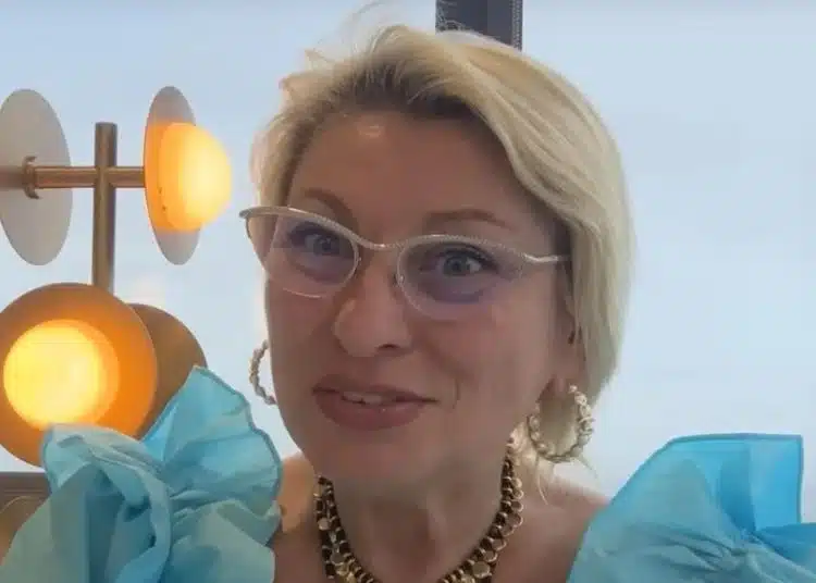 Жена с бижута и синя рокля