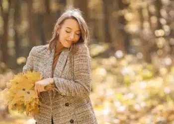 Жена с букет от есенни листа