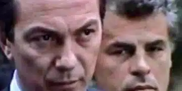 Двама души в разговор на улицата.