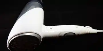 Бял сешоар на черен фон