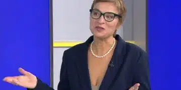 Жена говори на телевизионен екран.