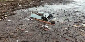Затрупан автомобил в замърсена вода