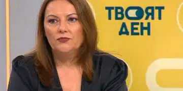 Жена говори в телевизионно студио.