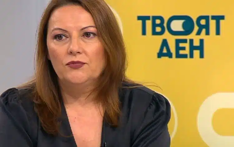 Жена говори в телевизионно студио.