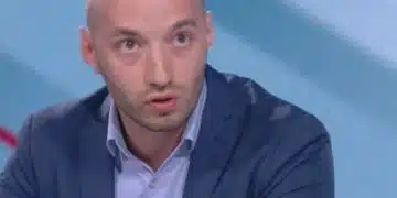 Мъж в костюм на предаване