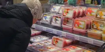 Жена разглежда хранителни продукти.