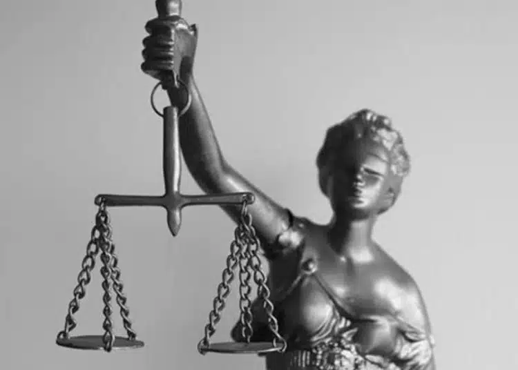 Скулптура на правосъдието с везни
