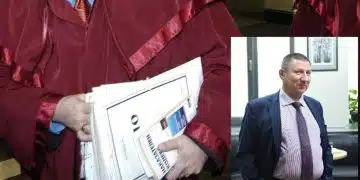 Съдия в мантия с документи.