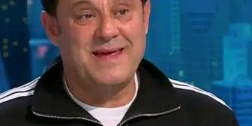 Мъж в черна спортна дреха.
