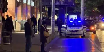 Полиция и хора на улицата