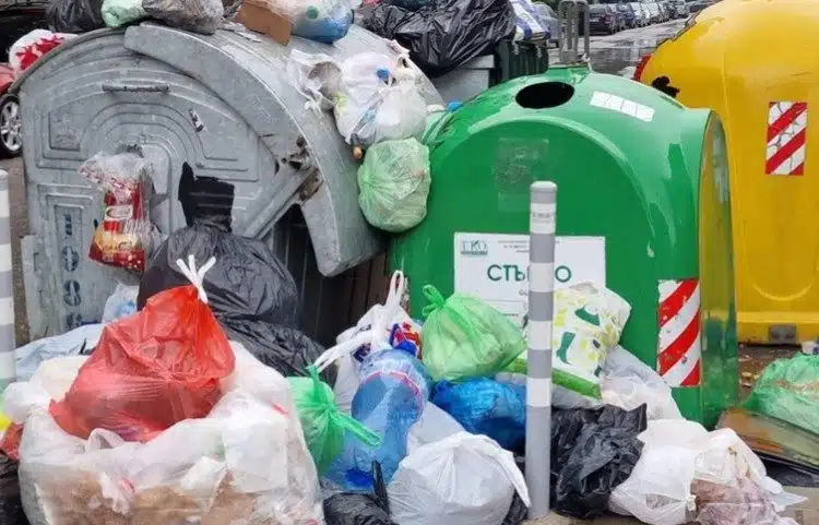 Купчина боклук до контейнери.