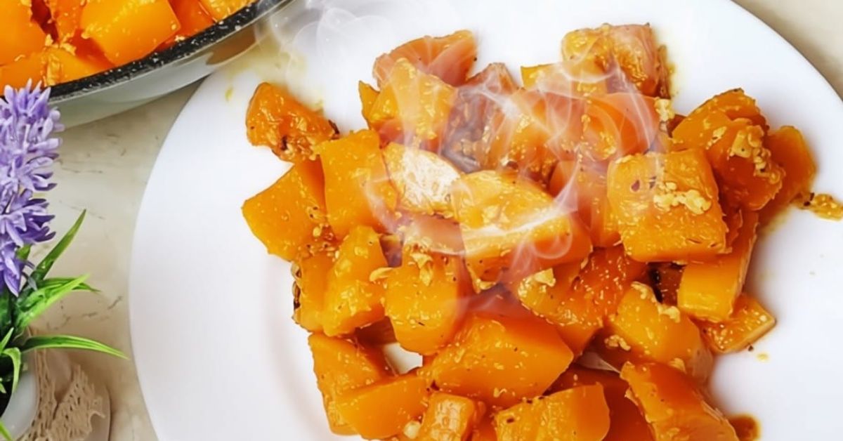 Вкусно и здравословно ястие с тиква. Най-добрата рецепта за пържене в тиган: бърза и лесна Парчета топла печена тиква със сос и ядки в бяла чиния.