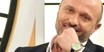 Човек с часовник и костюм