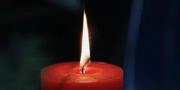 Червена свещ с пламък