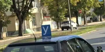 Автомобил с учебен знак 'У'