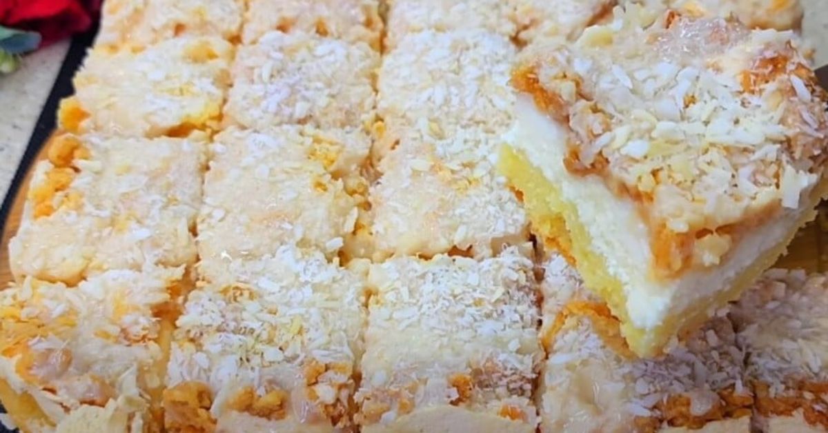 Този домашен чийзкейк ще засенчи всеки десерт от кафене! Невероятно вкусен и невероятно лесен за приготвяне Вкусен десерт на квадрати с кокос, крем и златист плодов слой