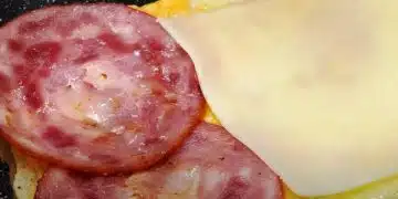 Сандвич с шунка и сирене