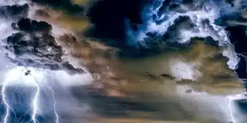 Мълнии в тъмно облачно небе