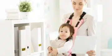 Майка с дете и документи.