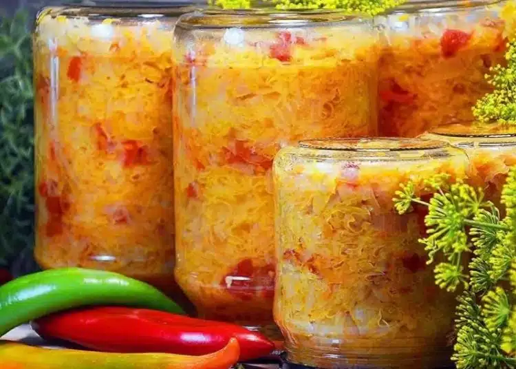 Кисело зеле в стъклени буркани