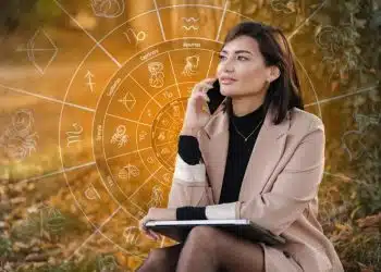 Жена с лаптоп и астрология