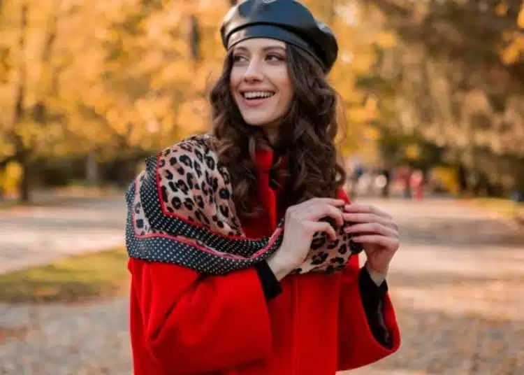 Жена с червено палто на улицата.