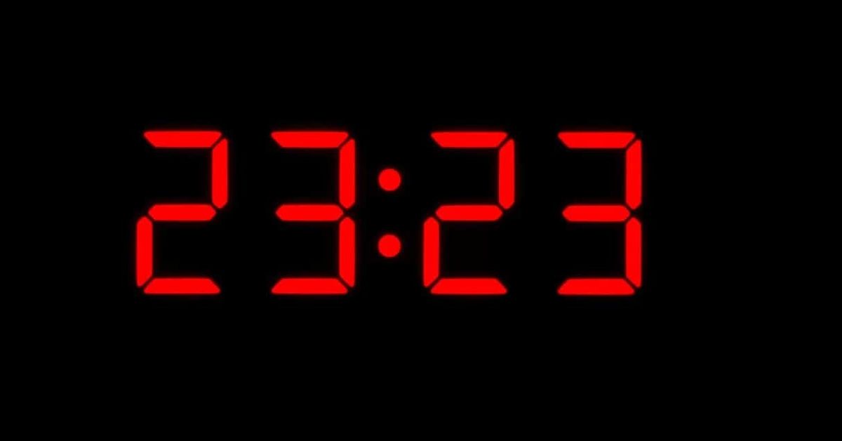 23:23 ч.: Значение в любовта Червен дигитален часовник показва 23:23 часа на тъмен фон.