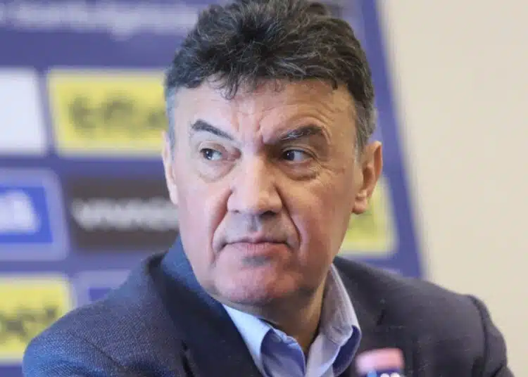 БФС: Вярваме, че Боби Михайлов ще премине изпитанието и ще се върне към нормален живот 1 Мъж на пресконференция с костюм